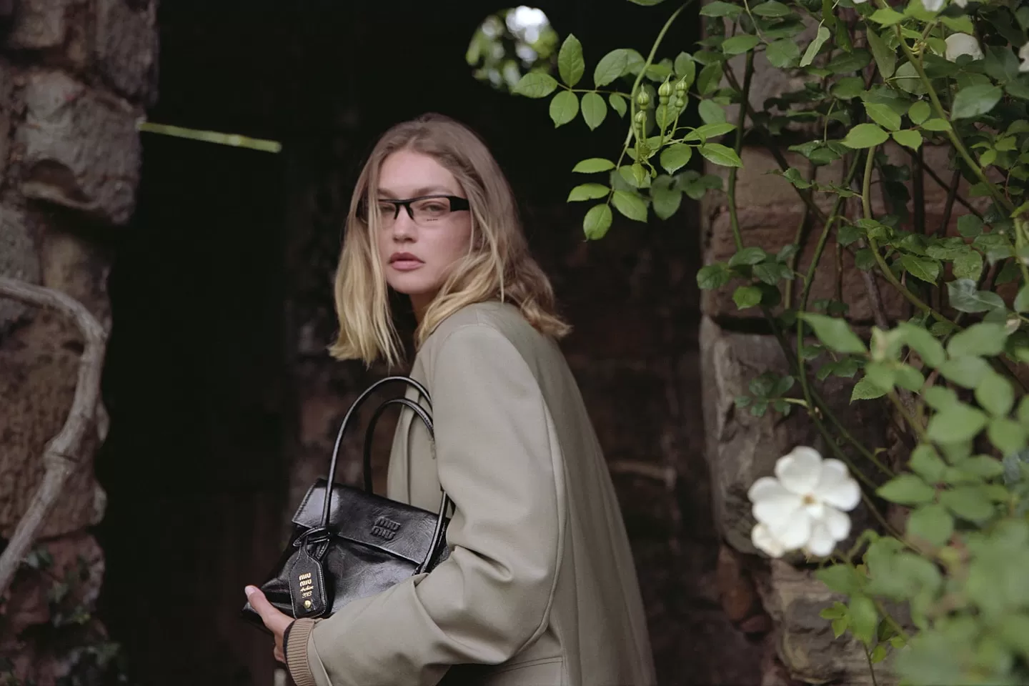 Gigi Hadid protagoniza la nueva campaña navideña de Miu Miu