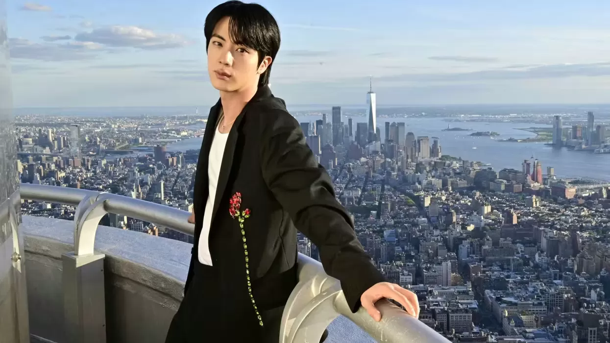Jin de BTS lleva su primera gira en solitario al cine con ‘#RUNSEOKJIN_EP.TOUR THE MOVIE’