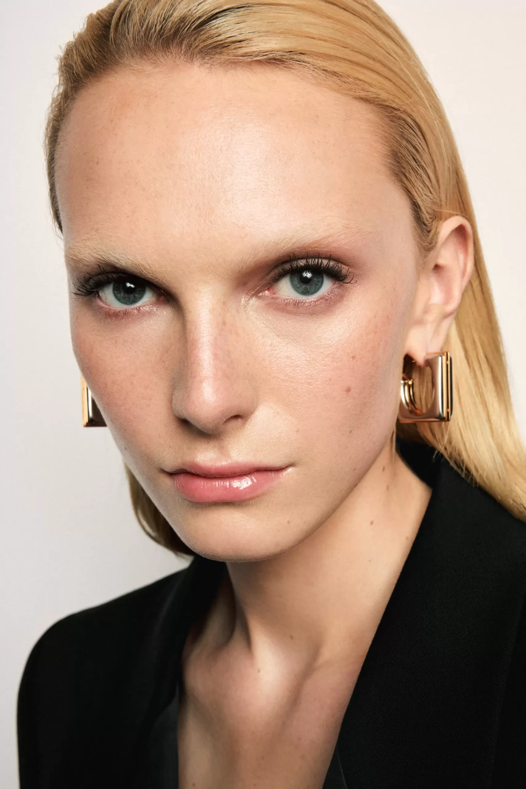 Alex Consani protagoniza la nueva máscara Lash Latex de YSL Beauty con un impacto que promete marcar tendencia